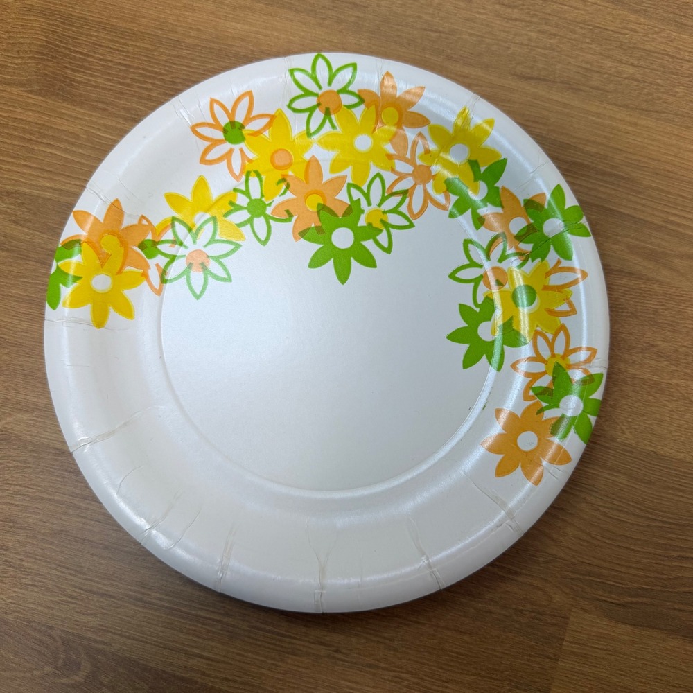 7 Inch Floral Paper Plates White Yellow Orange Green Daisy Pattern Round 16 ct